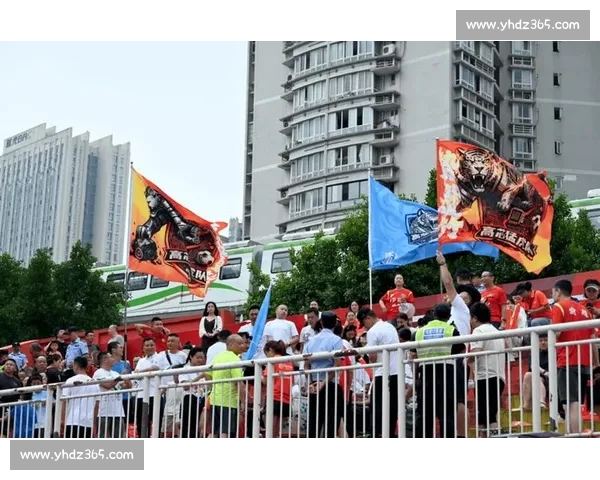 暴雨浇不灭热血!渝超首赛燃爆沙坪坝嘉陵足球场 暴雨浇不灭热血!渝超首赛燃爆沙坪坝嘉陵足球场