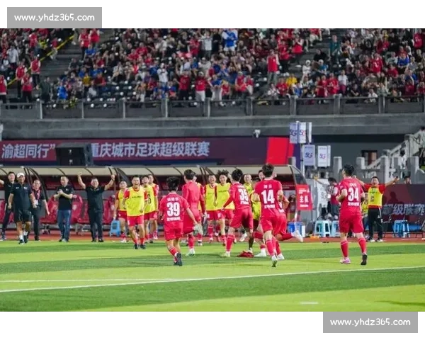 暴雨浇不灭热血!渝超首赛燃爆沙坪坝嘉陵足球场 暴雨浇不灭热血!渝超首赛燃爆沙坪坝嘉陵足球场
