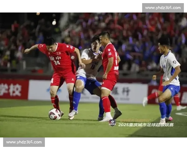 暴雨浇不灭热血！渝超首赛燃爆沙坪坝嘉陵足球场